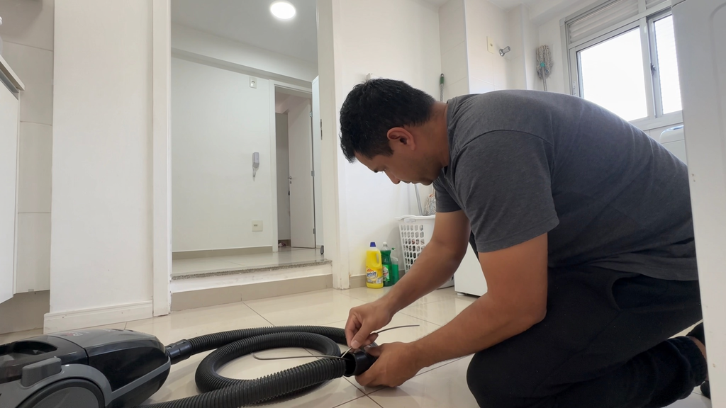 Desobstrução de mangueira de aspirador de pó com arame flexível