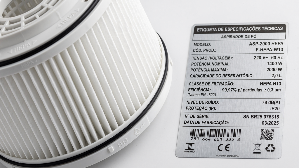 Close-up de filtro HEPA e painel de especificações técnicas de aspirador de pó