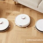 Os melhores aspiradores robôs de 2026 em destaque sobre piso de madeira em sala moderna e clean