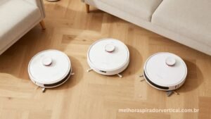 Os melhores aspiradores robôs de 2026 em destaque sobre piso de madeira em sala moderna e clean