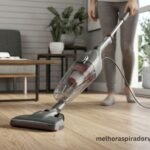 Electrolux STK15 PowerSpeed Ultra cinza urbano 1450W sendo usado em piso de madeira em apartamento moderno