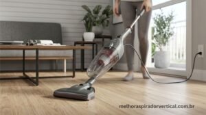 Electrolux STK15 PowerSpeed Ultra cinza urbano 1450W sendo usado em piso de madeira em apartamento moderno