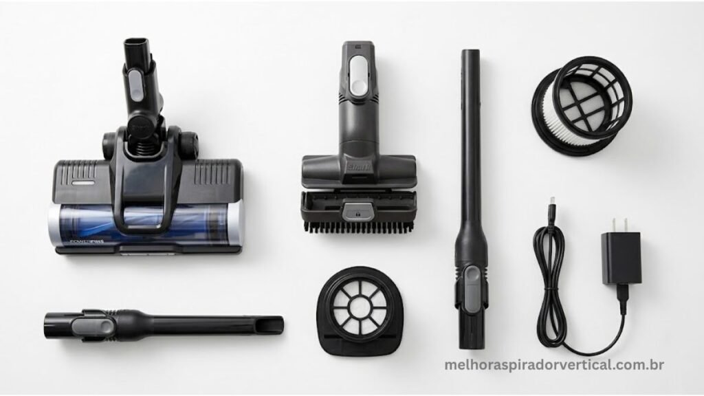 Kit completo de acessórios do Shark Cordless Pet Pro incluindo ferramenta para pets, bocal para cantos e filtro HEPA organizados sobre superfície branca