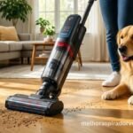 Shark Cordless Pet Pro Bivolt em uso em sala com cachorro, removendo pelos do piso com escova PowerFins autolimpante