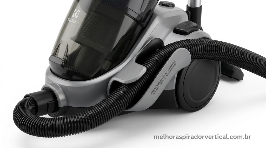 Suporte lateral para mangueira do Electrolux Easy Box mantendo o aparelho organizado e a mangueira presa durante o uso 