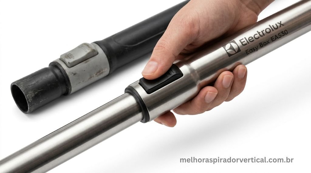 Tubo prolongador telescópico metálico do Electrolux Easy Box sendo ajustado em comprimento pelo usuário 