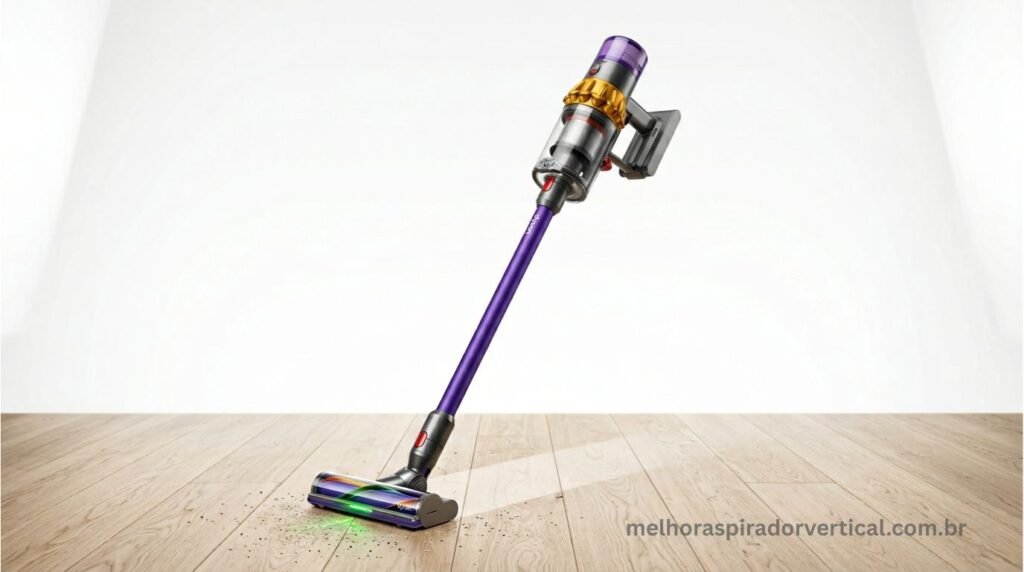 Aspirador Dyson V12 Detect Slim em ângulo 3/4 sobre piso de madeira com fundo branco
