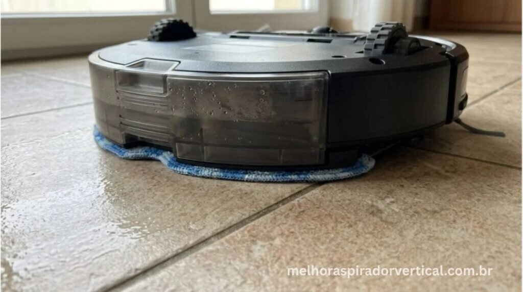 Reservatório de pó de 610ml do Philco PAS26P sendo removido facilmente para esvaziamento mostrando grande capacidade