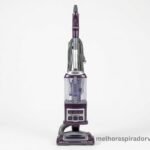 Aspirador Shark Navigator Lift-Away Deluxe em destaque com design roxo e prata sobre fundo branco