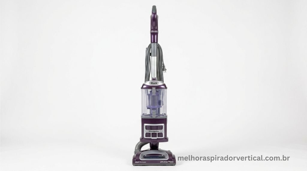 Aspirador Shark Navigator Lift-Away Deluxe em destaque com design roxo e prata sobre fundo branco