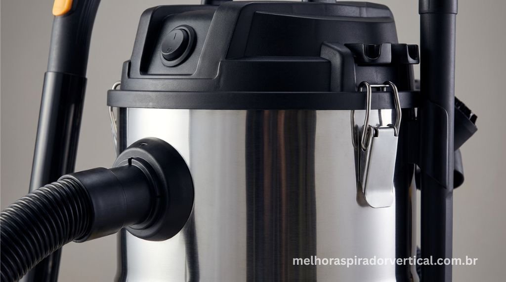 Close-up do corpo metálico inox do Aspirador WAP GTW Inox com acabamento brilhante