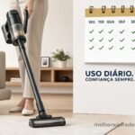 Aspirador de pó vertical em uso com calendário ao fundo com todos os dias marcados em verde e ícone de escudo dourado representando durabilidade