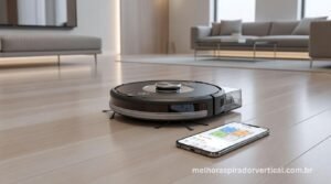 Aspirador robô moderno em operação em sala ampla com smartphone exibindo aplicativo de controle com mapa detalhado e configurações avançadas