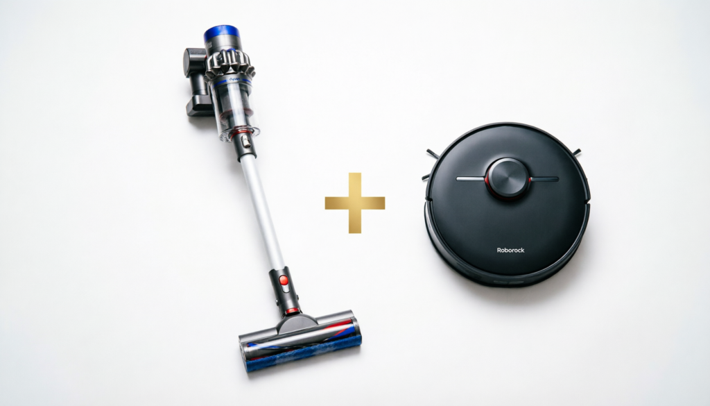 Aspirador vertical Dyson V15 e aspirador robô Roborock S8 lado a lado com sinal de adição entre eles representando combinação complementar e solução completa